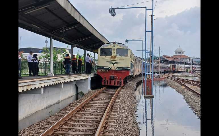 KAI Daop 4 Siagakan Petugas dan Lokomotif Diesel Hidrolik untuk Antisipasi Genangan Air di Jalur KA Semarang Tawang - Alastua