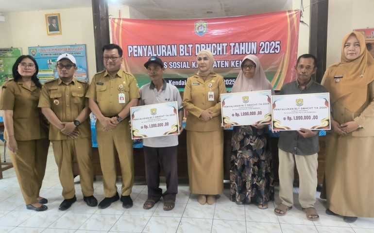 Bupati Kendal Salurkan BLT DBHCHT 2025, Ribuan Buruh Tani Tembakau dan Cengkeh Dapat Bantuan Rp1,2 Juta