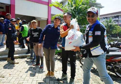 Sembako Disalurkan, Pertamina dan Bikers Semarang Gerak Cepat Ringankan Korban Banjir