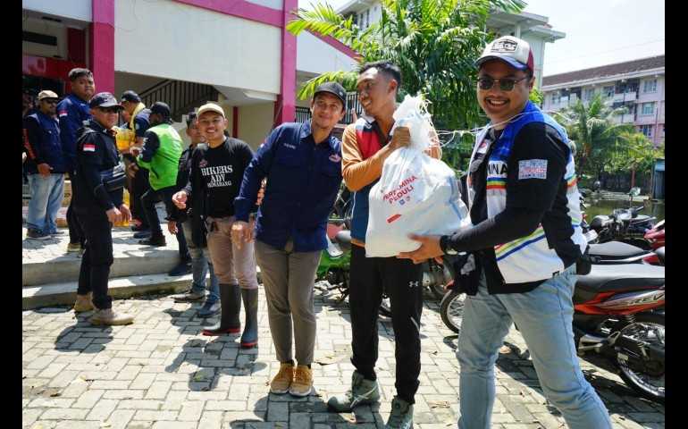 Sembako Disalurkan, Pertamina dan Bikers Semarang Gerak Cepat Ringankan Korban Banjir