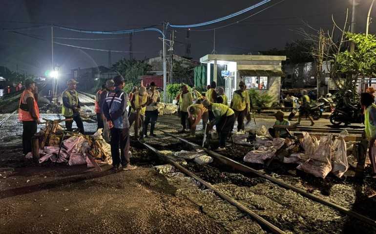KAI Daop 4 Semarang Benahi Rel di Kaligawe, Pengendara Diminta Kurangi Kecepatan