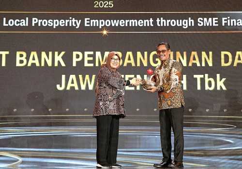 Sukses Dorong UMKM, Bank Jateng Jadi Pionir Pembiayaan di CNN Indonesia Awards 2025