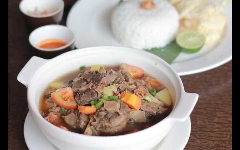 Menu Spesial Hotel Ciputra Semarang: Sop Buntut Borobudur dengan Cita Rasa Jawa yang Elegan