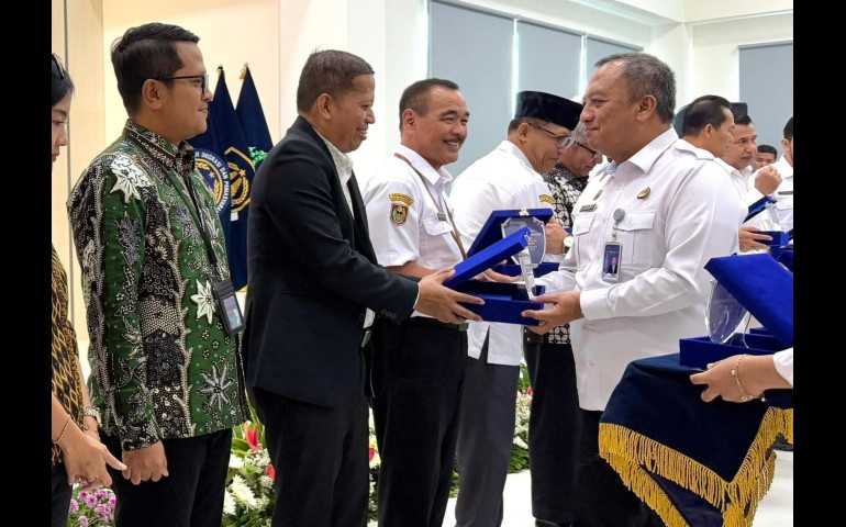 UNDIP Raih Penghargaan dari Kementerian Imigrasi dan Pemasyarakatan atas Kontribusi dan Kerja Sama  Layanan Center Immigration Point