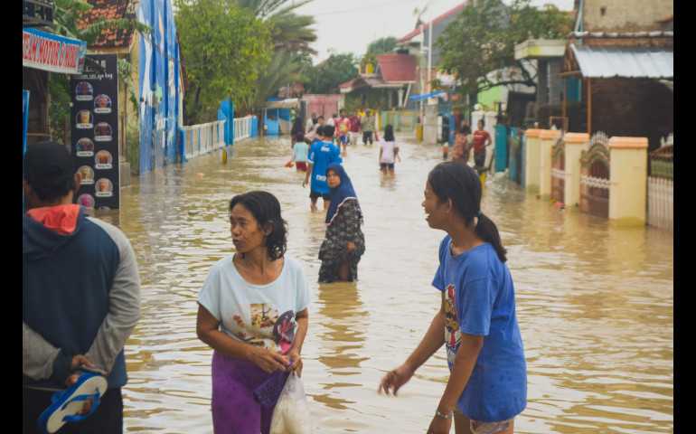Banjir Rob Menerjang Semarang, Ratusan Pekerja Dipulangkan