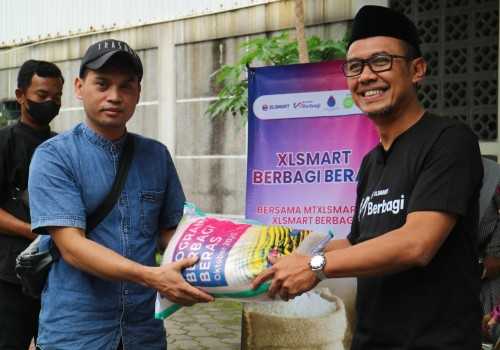 Karyawan XLSMART Lakukan Aksi Sosial Salurkan Bantuan Beras di Jawa Barat dan Bangun Sarana Air Bersih di Kulonprogo DIY