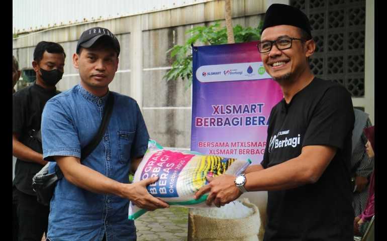 Karyawan XLSMART Lakukan Aksi Sosial Salurkan Bantuan Beras di Jawa Barat dan Bangun Sarana Air Bersih di Kulonprogo DIY