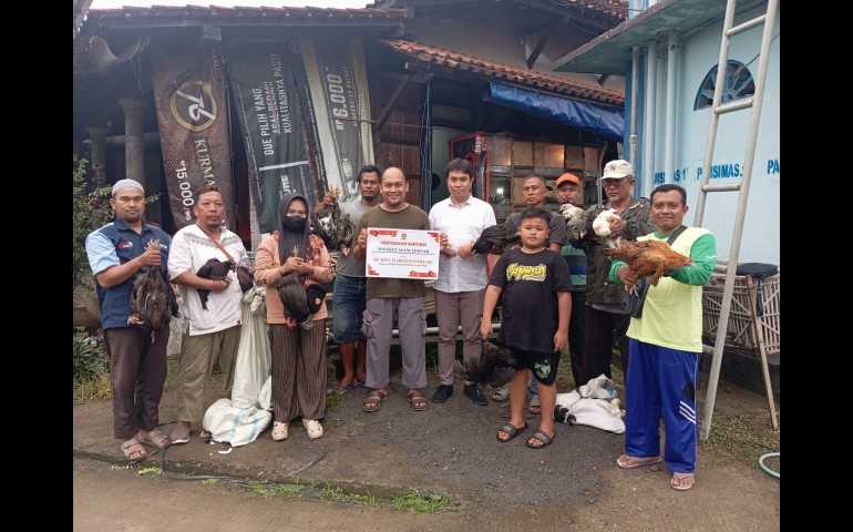 Dukung Ketahanan Pangan, Anggota DPRD Kendal PKS Salurkan 50 Paket Ayam Petelur di Manggungsari