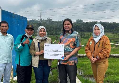 PLN UIP Jawa Serahkan Bantuan TJSL untuk Pengadaan Saluran Air Bersih di Desa Kandangan