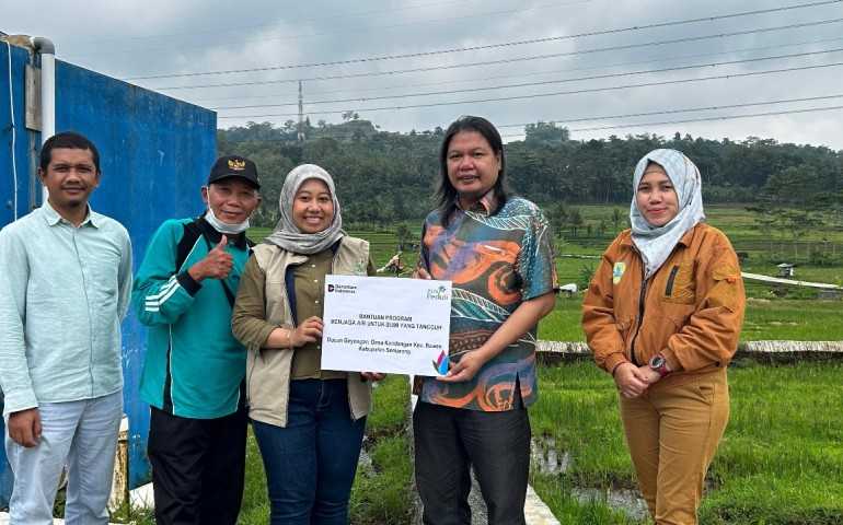 PLN UIP Jawa Serahkan Bantuan TJSL untuk Pengadaan Saluran Air Bersih di Desa Kandangan