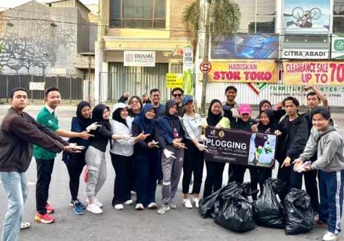 Komunitas Mahasiswa Universitas Semarang “Plog4Earth” Gelar Aksi Plogging di Kawasan Gajah Mada Semarang
