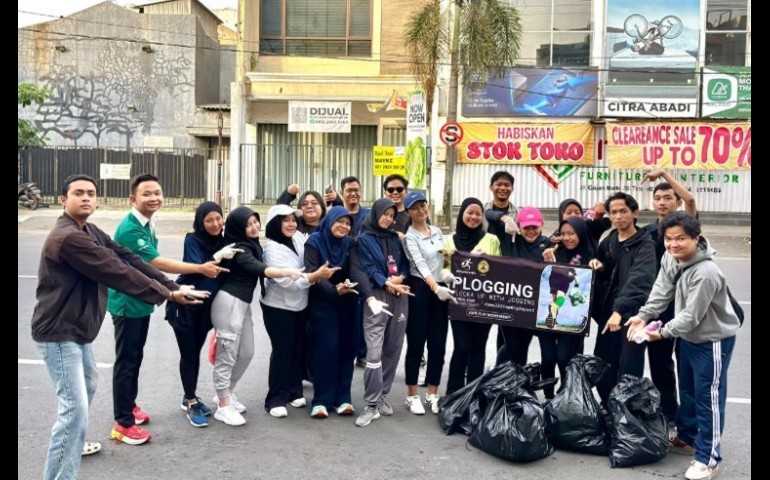 Komunitas Mahasiswa Universitas Semarang “Plog4Earth” Gelar Aksi Plogging di Kawasan Gajah Mada Semarang