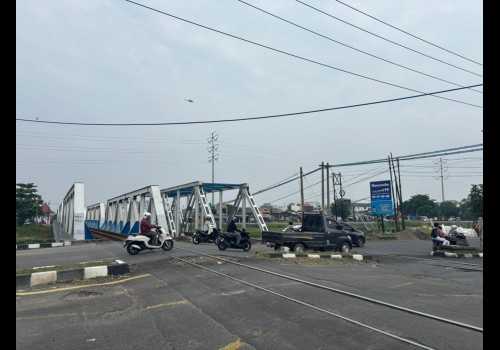 Tingkatkan Keandalan Jalur, KAI Daop 4 Lakukan Perbaikan Geometri Jalan Rel di Perlintasan Jalan Madukoro dan Kokrosono, Kota Semarang