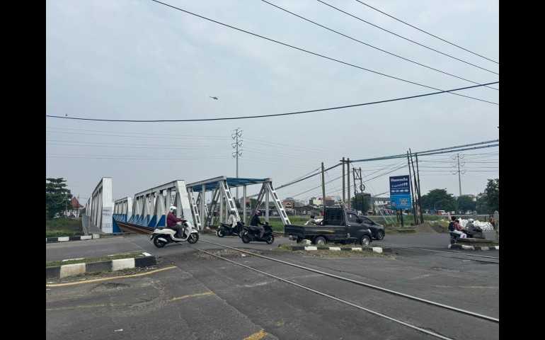 Tingkatkan Keandalan Jalur, KAI Daop 4 Lakukan Perbaikan Geometri Jalan Rel di Perlintasan Jalan Madukoro dan Kokrosono, Kota Semarang
