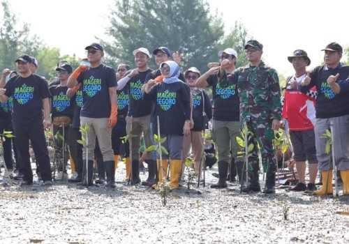 Turun ke Lapangan, DPRD Jateng Tanam Mangrove di Pantai Muara Kencana dan Kinasih