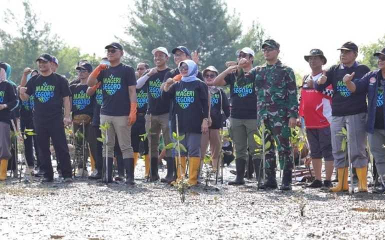 Turun ke Lapangan, DPRD Jateng Tanam Mangrove di Pantai Muara Kencana dan Kinasih