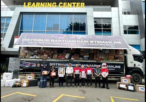Dari Masyarakat untuk Masyarakat, JNE Antar 500 Ton Bantuan ke Lokasi Bencana Sumatera