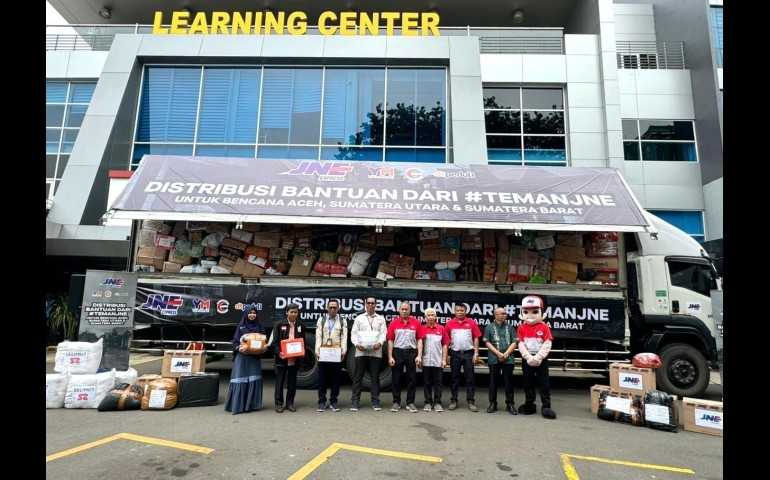 Dari Masyarakat untuk Masyarakat, JNE Antar 500 Ton Bantuan ke Lokasi Bencana Sumatera