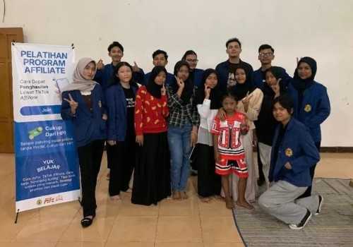 Dorong Ekonomi Digital, Mahasiswa Ilmu Komunikasi USM Latih Karang Taruna Patiunus III Soal Affiliate TikTok