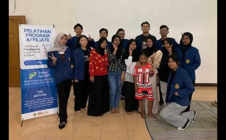 Dorong Ekonomi Digital, Mahasiswa Ilmu Komunikasi USM Latih Karang Taruna Patiunus III Soal Affiliate TikTok