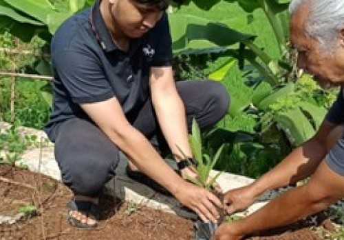 Mahasiswa Ilmu Komunikasi dan Warga Wonolopo Gelar Aksi Tanam Pohon sebagai Penerapan Komunikasi Persuasif