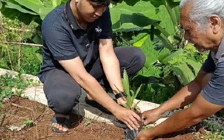 Mahasiswa Ilmu Komunikasi dan Warga Wonolopo Gelar Aksi Tanam Pohon sebagai Penerapan Komunikasi Persuasif