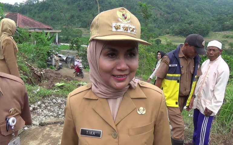 Bupati Kendal Tinjau Jalan Desa Cening yang Amblas dan Longsor, Akses Antarwilayah Terputus