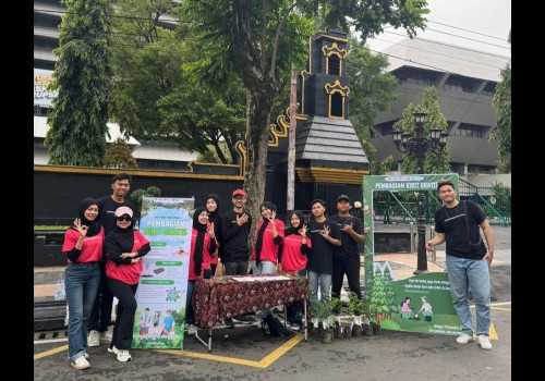 Mahasiswa Ilmu Komunikasi Universitas Semarang Gelar Kampanye Pembagian Bibit Gratis di CFD Simpang Lima
