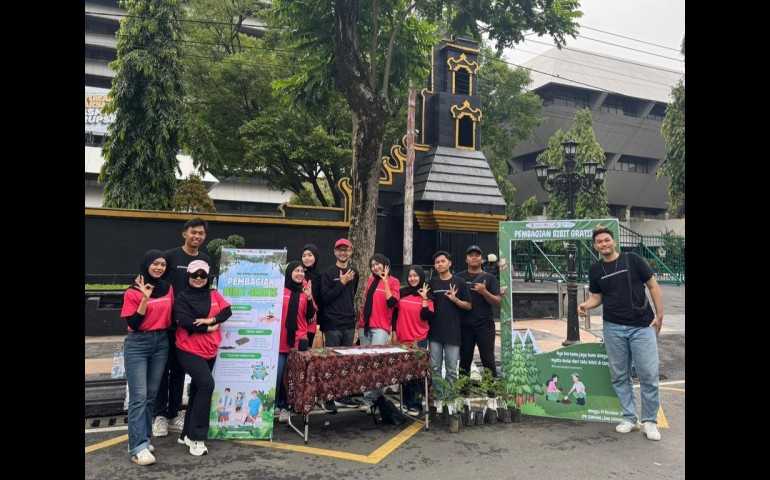 Mahasiswa Ilmu Komunikasi Universitas Semarang Gelar Kampanye Pembagian Bibit Gratis di CFD Simpang Lima