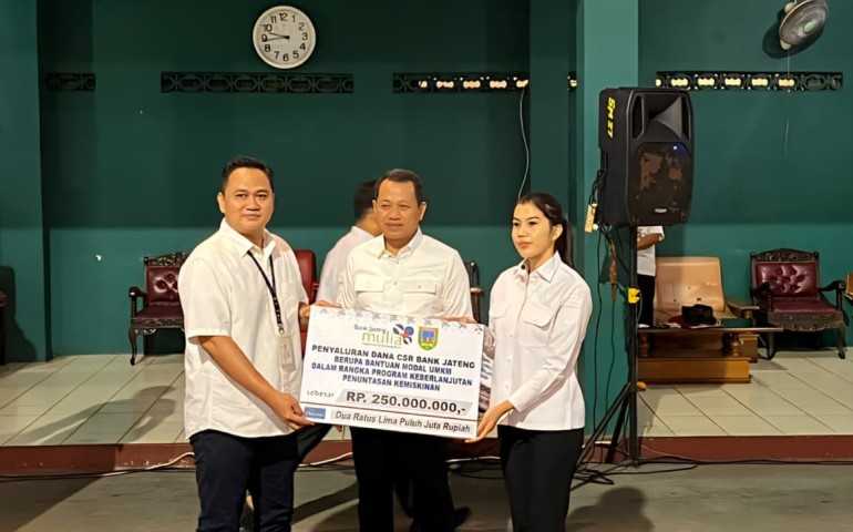 Bank Jateng dan Pemkab Kudus Salurkan Bantuan untuk PKL