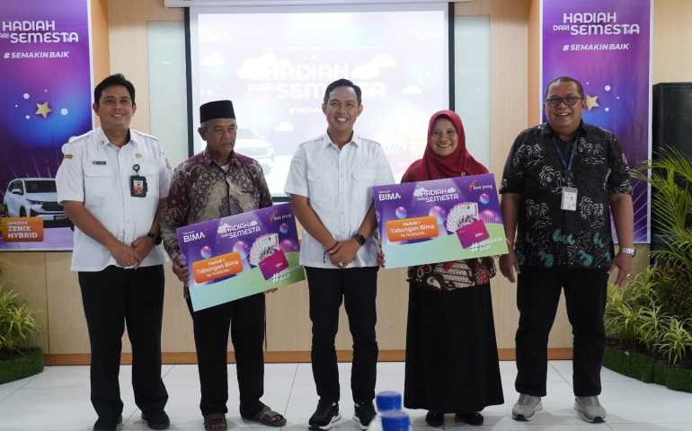 Apresiasi Nasabah, Bank Jateng Cilacap Serahkan Hadiah Bima