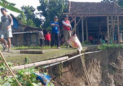 Sungai Blukar Kendal Meluap, Jarak Rumah Warga Kedungasri Tinggal Satu Meter dari Tebing