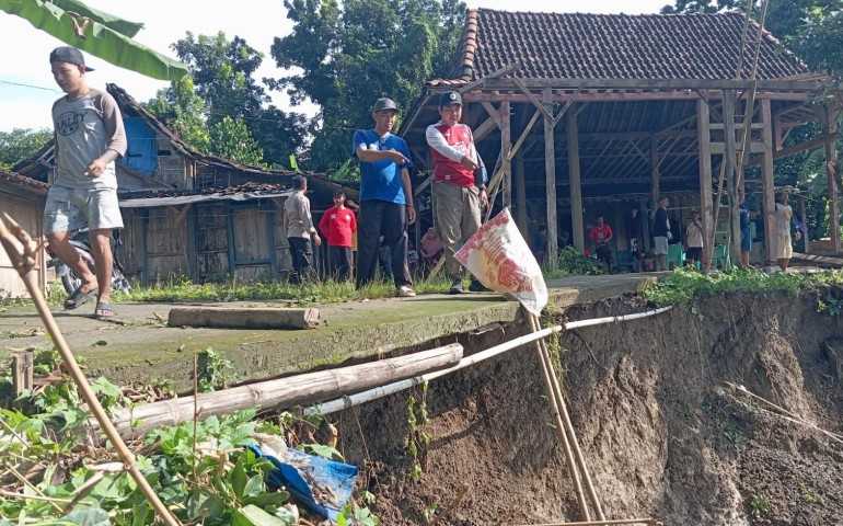 Sungai Blukar Kendal Meluap, Jarak Rumah Warga Kedungasri Tinggal Satu Meter dari Tebing