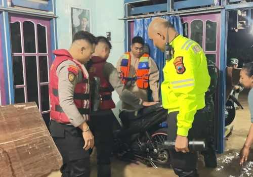 Luapan Sungai Waridin Rendam Permukiman dan Lumpuhkan Jalur Pantura Brangsong Kendal