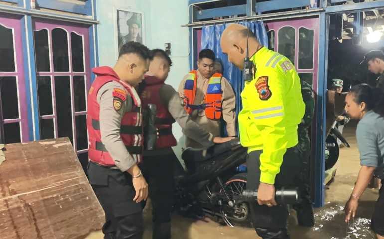 Luapan Sungai Waridin Rendam Permukiman dan Lumpuhkan Jalur Pantura Brangsong Kendal