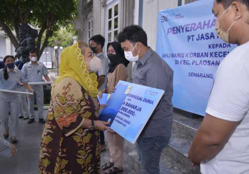 Pemkot Semarang dan PT Jasa Raharja Serahkan Santunan Kematian Korban Kecelakaan Magetan