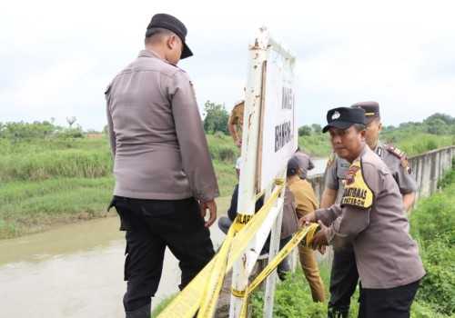 Cegah Tanggul Jebol, Polsek Patebon Kendal Pasang Police Line di Kali Bodri