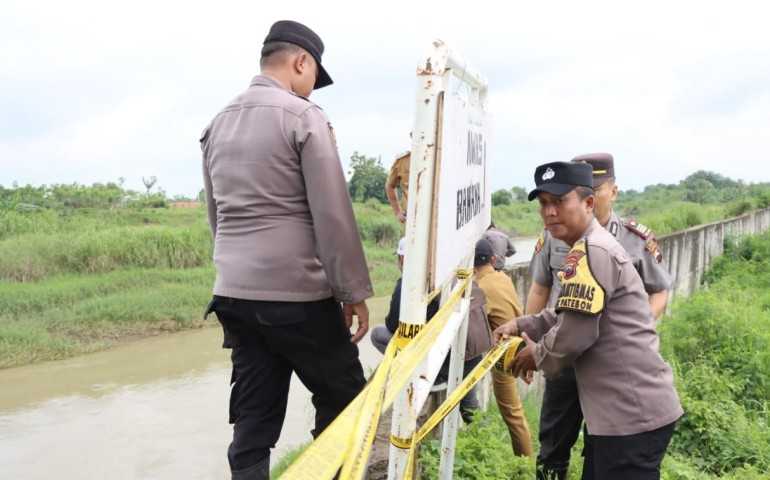 Cegah Tanggul Jebol, Polsek Patebon Kendal Pasang Police Line di Kali Bodri