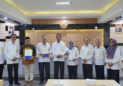 Rektor Unnes Serahkan Tiga SK Guru Besar