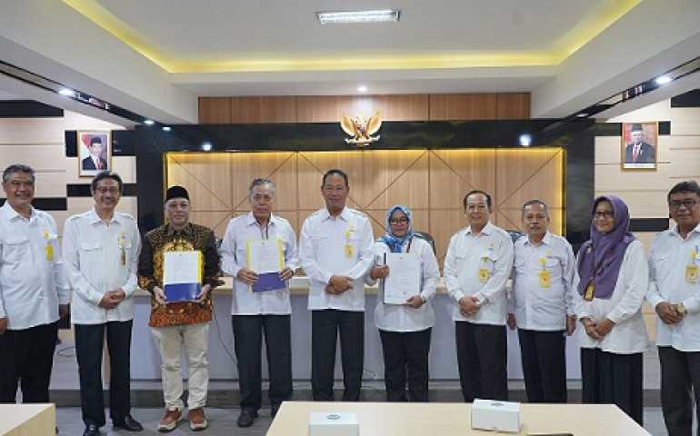 Rektor Unnes Serahkan Tiga SK Guru Besar