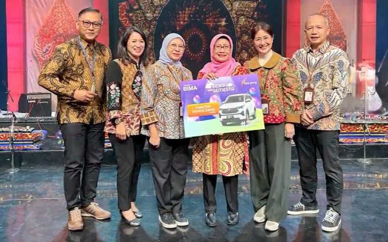 Setia 25 Tahun, Nasabah Bank Jateng Raih Innova Hybrid