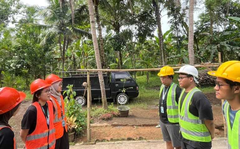 Dorong Penguatan Keselamatan Kerja, KKN-T 36 UNDIP Gelar Safety Briefing dan Susun JSA pada Proyek Digester Biogas