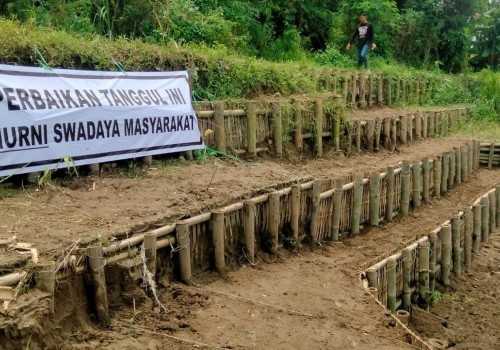 Tak Kunjung Ditangani Pemerintah, Warga Kebonharjo Kendal Urunan Perbaiki Tanggul Kali Bodri
