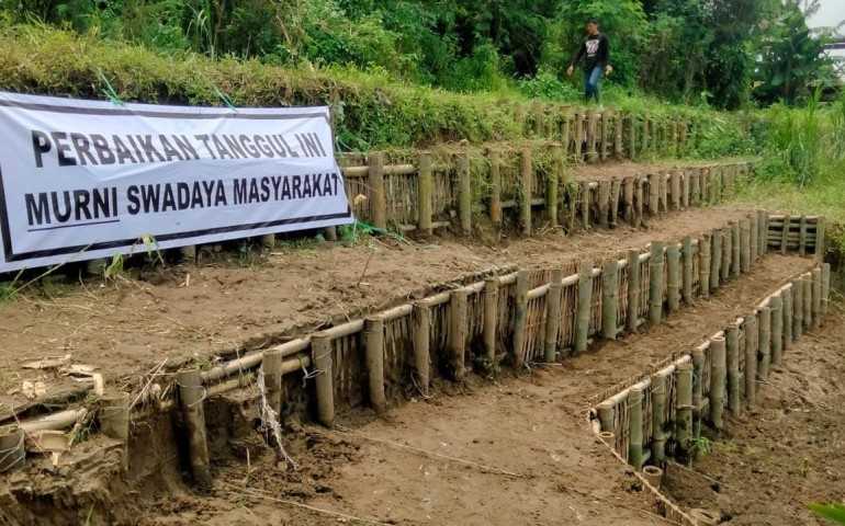 Tak Kunjung Ditangani Pemerintah, Warga Kebonharjo Kendal Urunan Perbaiki Tanggul Kali Bodri