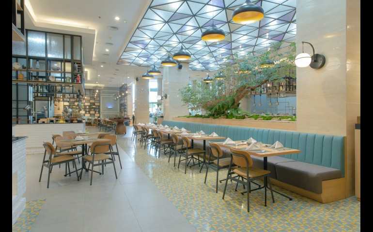 Gumaya Tower Hotel Semarang Suguhkan Grand Buffet dengan Live Carving