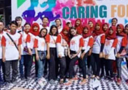 Minggu Ini, IKAUNDIP Gelar Fun Walk Caring For Nation 6 dan Salurkan Bansos untuk Warga Tambak Lorok