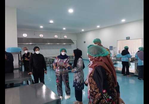 Ketua Bhayangkari Jateng Tinjau SPPG Polres Kendal, Pastikan 1.605 Porsi MBG Layak dan Bergizi