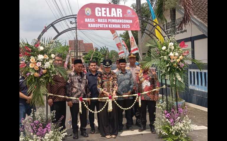 Kendal Tancap Gas! Bupati Resmikan Hasil Pembangunan 2025, Ekonomi Tumbuh 8,84 Persen Tertinggi di Jateng
