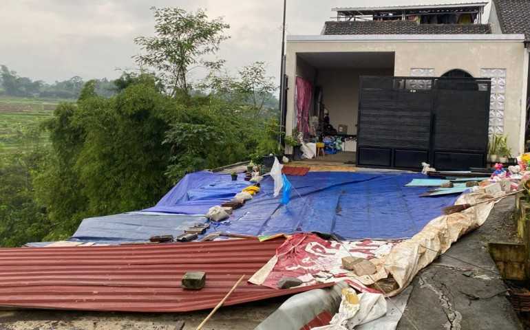 Diguyur Hujan Intensitas Tinggi, Kawasan Perumahan Payon Meteseh 2 di Boja Alami Longsor