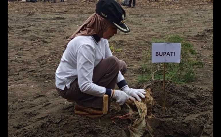 Bupati Kendal Dyah Kartika Pimpin Aksi Bersih Pantai Indah Kemangi Peringati Hari Peduli Sampah Nasional 2026